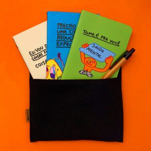 kit com três cadernos, caneta e bolsa de lona preta