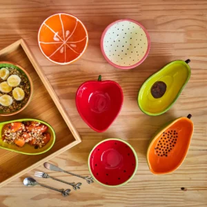 Conjunto colorido de tigelas de frutas em mesa de madeira