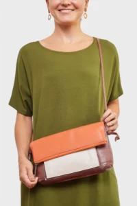 Mulher com bolsa estilosa em tons variados
