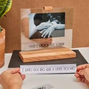 Estrutura de foto com frase motivacional em destaque.