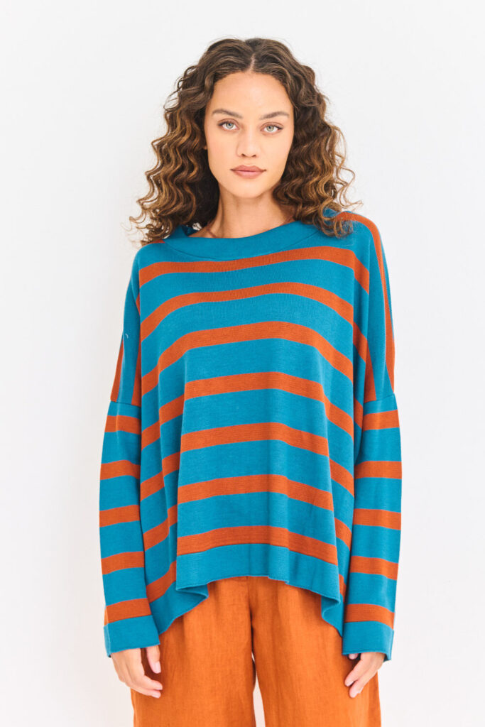 Mulher com blusa listrada azul e laranja