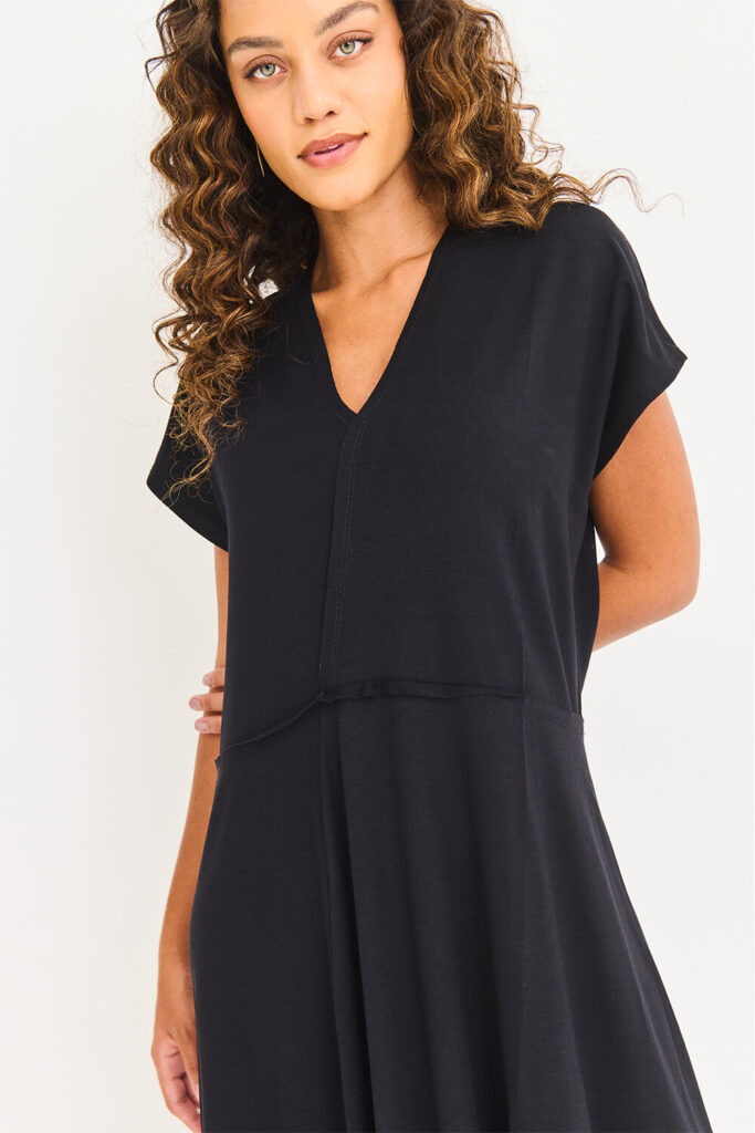 Vestido preto com manga curta e decote em V