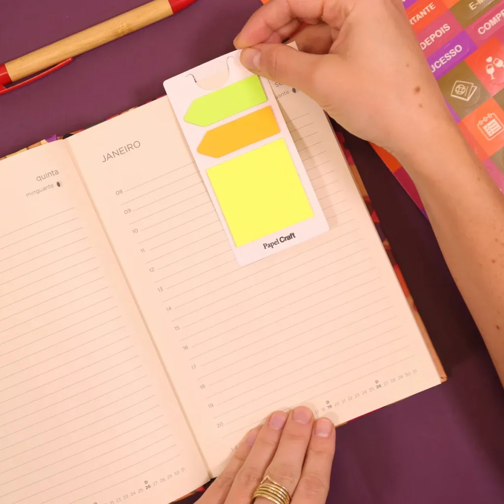 Uso de marcadores coloridos em caderno