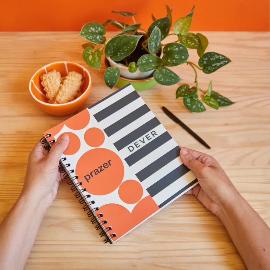 Caderno colorido com palavras 'prazer' e 'dever'