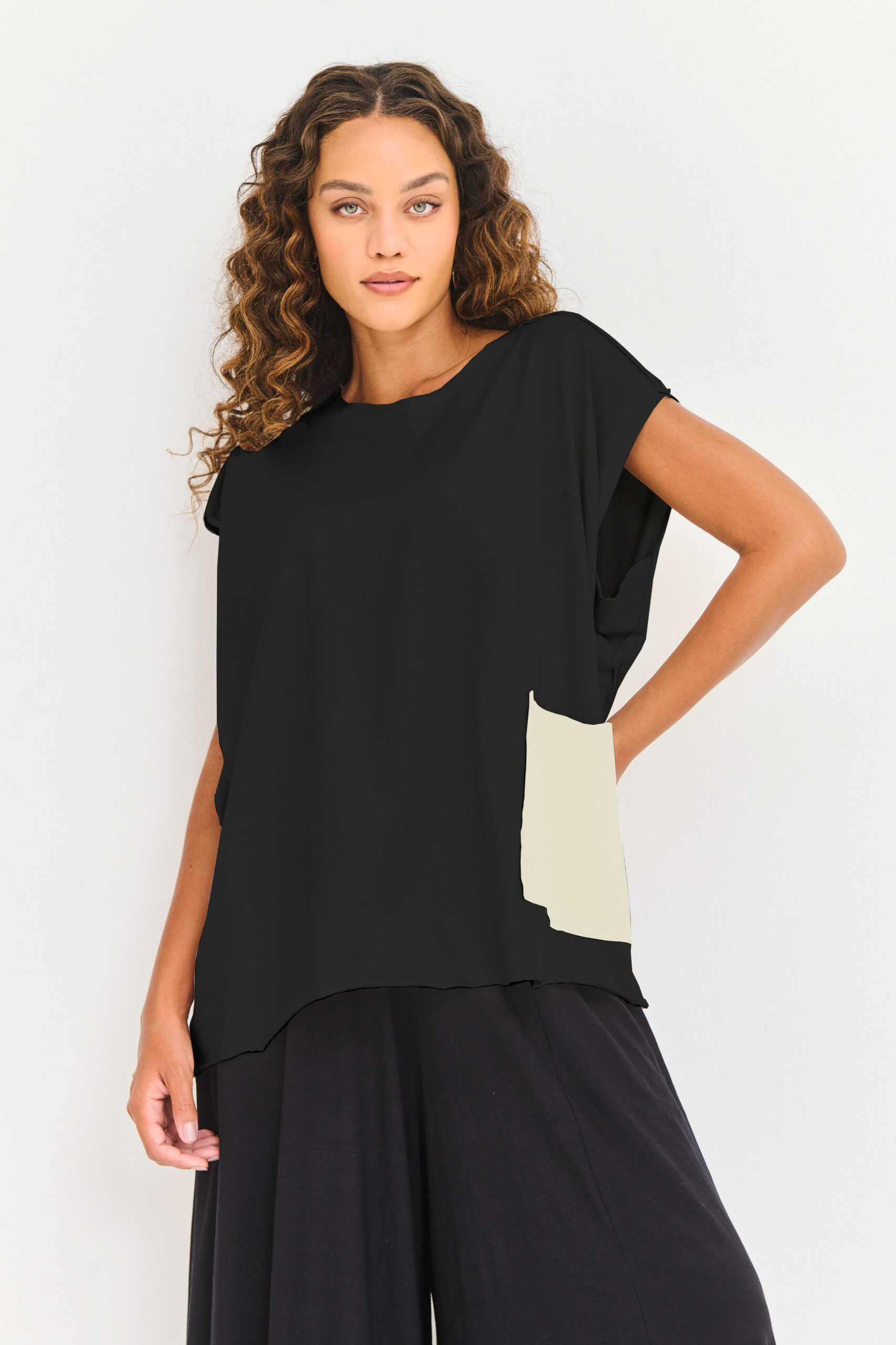 Camisa preta com detalhe em bege em modelo feminino