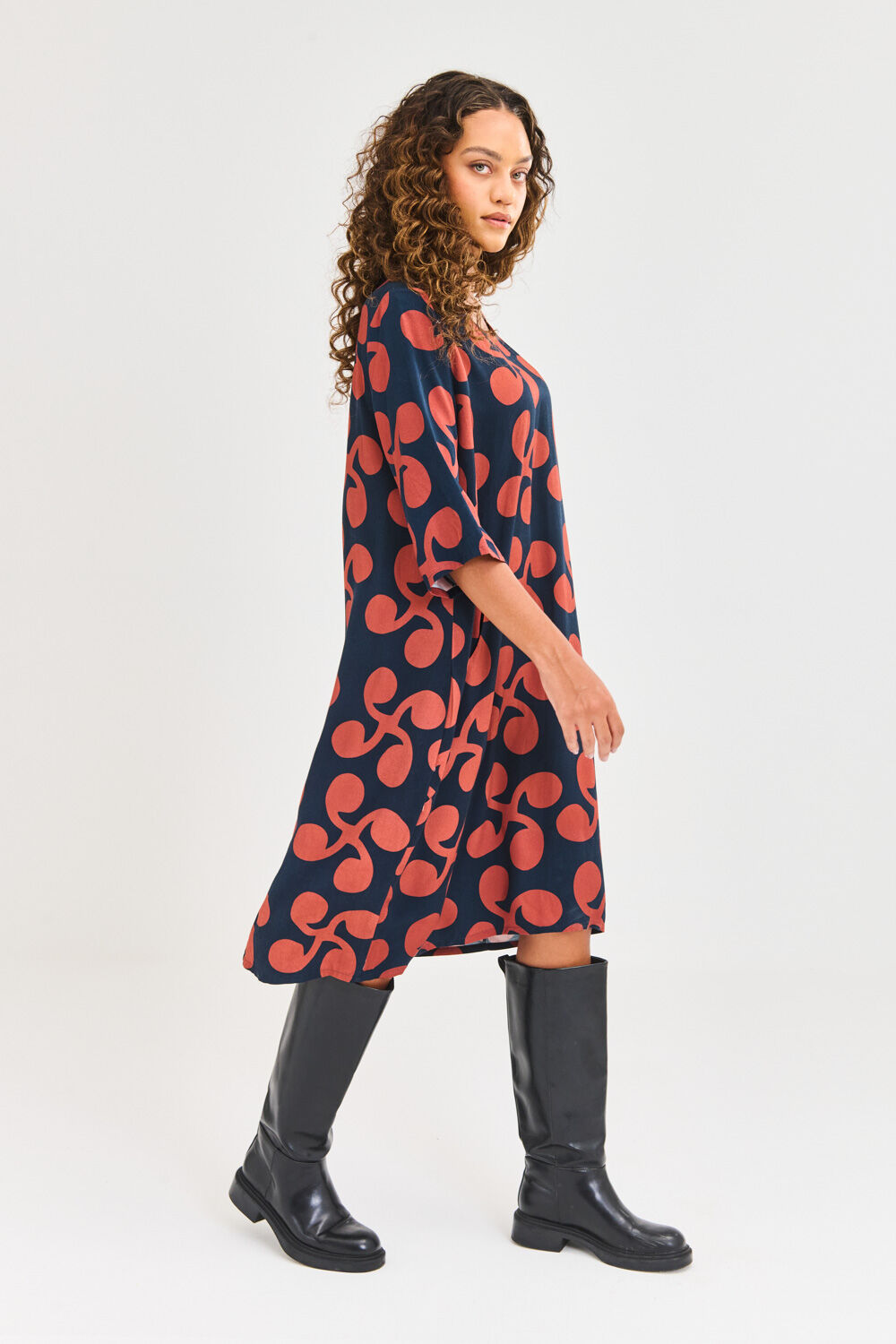 Vestido estampado com mangas e bota preta