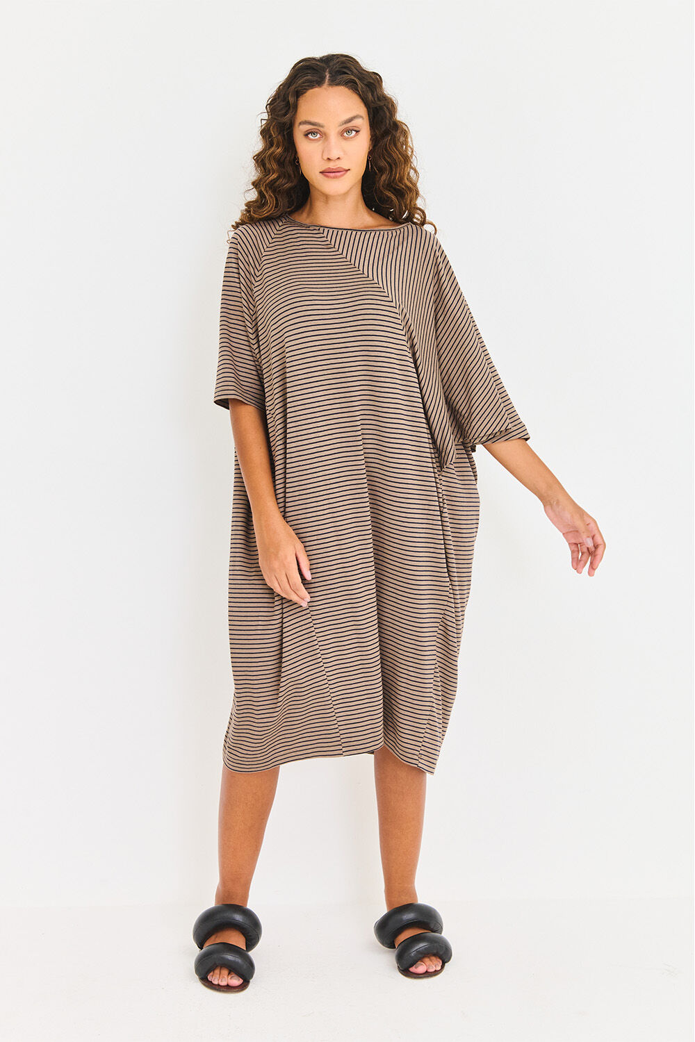 Vestido listrado em tons terrosos, modelo solto