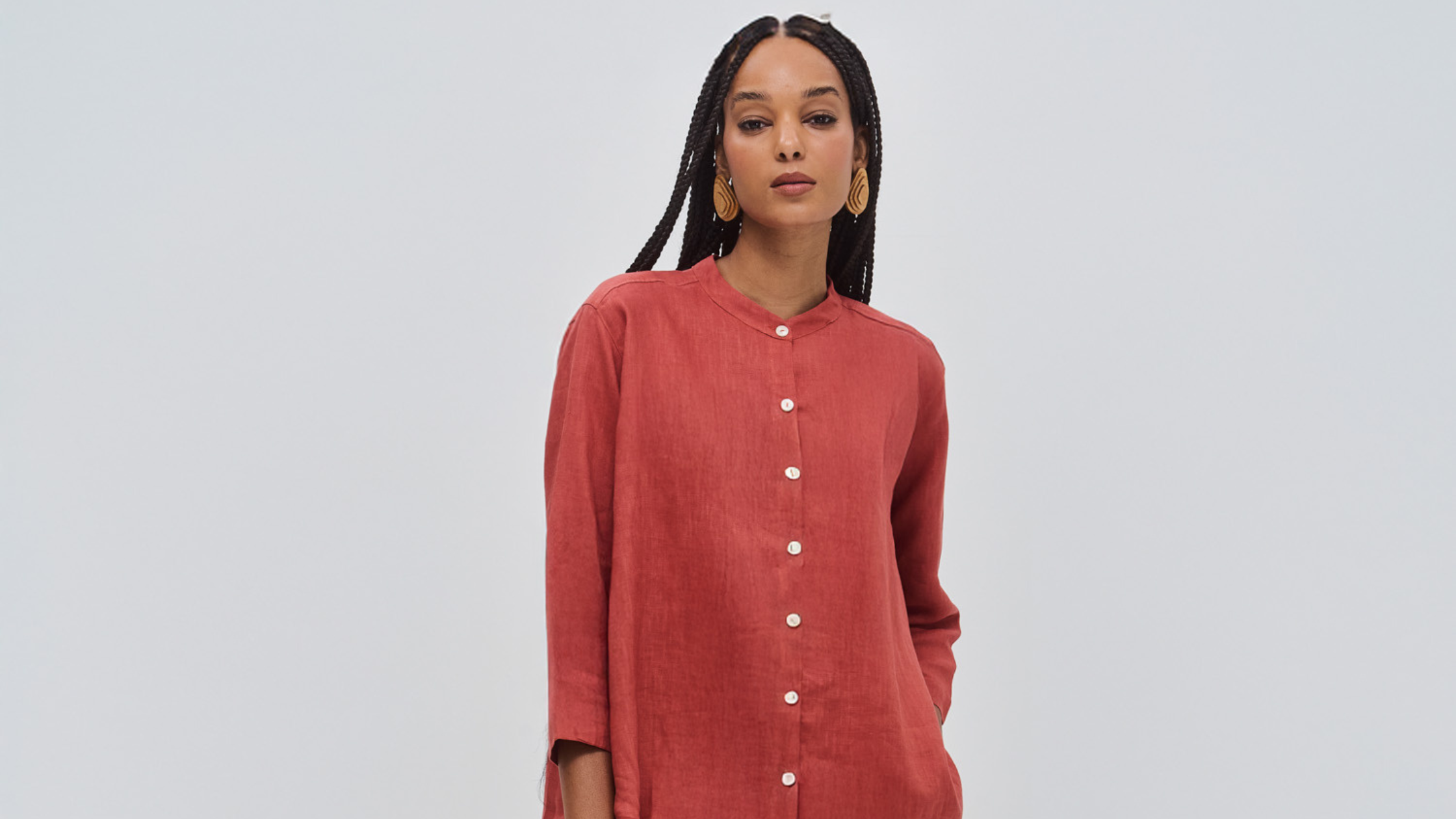 Linho no inverno: como usar a fibra natural em looks elegantes e confortáveis