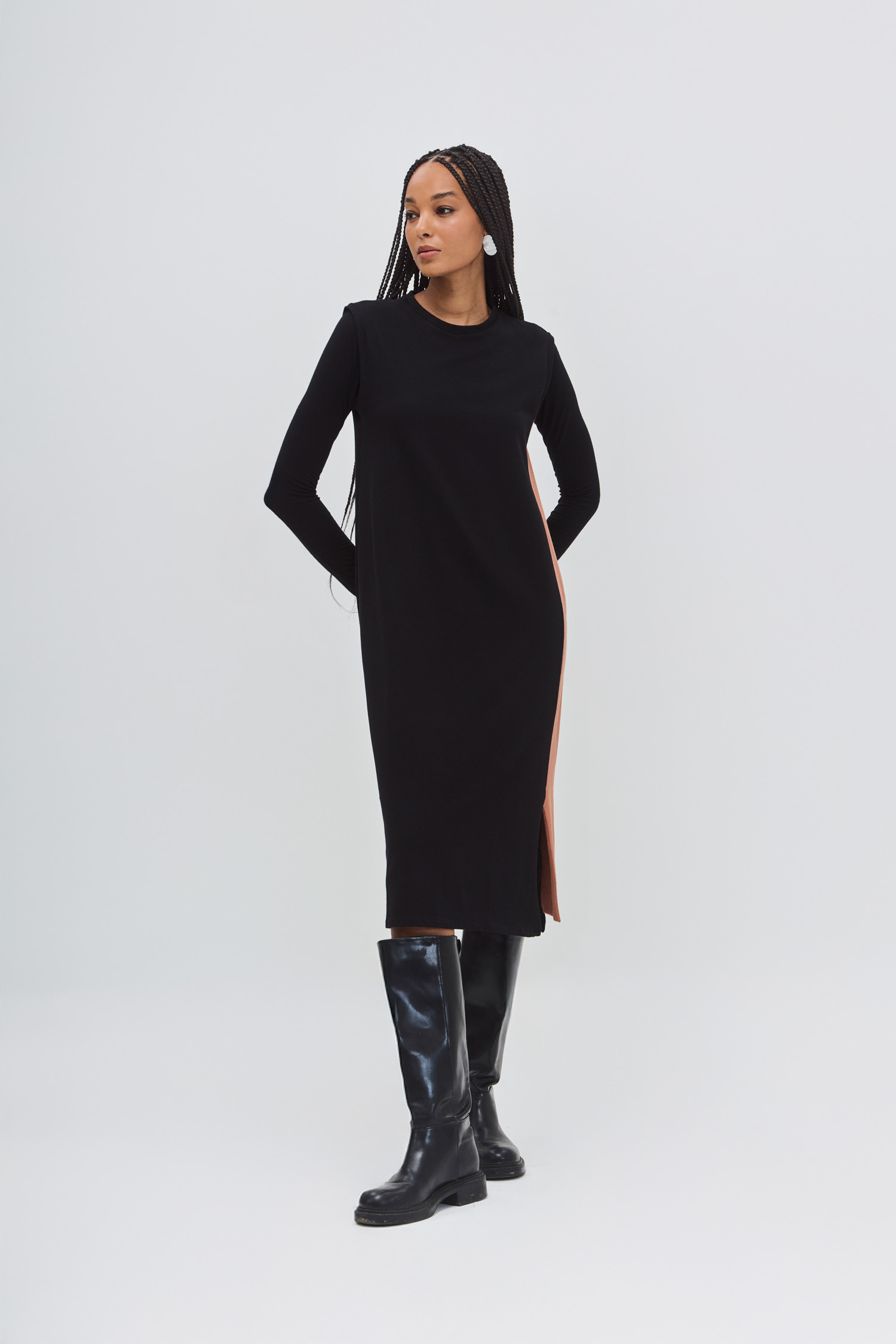 Vestido com sapato fechado.